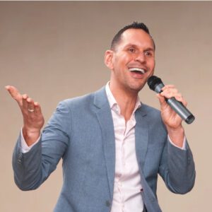 Trouwambtenaar Jerremey Schutte zingt op huwelijksceremonie